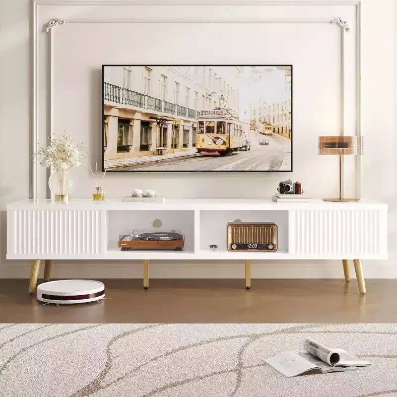 Meuble TV moderne de 71 pouces pour téléviseurs de 75/80 pouces avec portes coulissantes cannelées, meuble de divertissement laqué brillant avec rangement pour salon, gestion des câbles