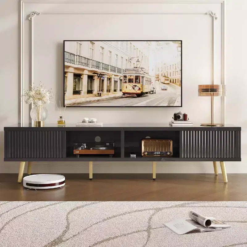 Meuble TV moderne de 71 pouces pour téléviseurs de 75/80 pouces avec portes coulissantes cannelées, meuble de divertissement laqué brillant avec rangement pour salon, gestion des câbles