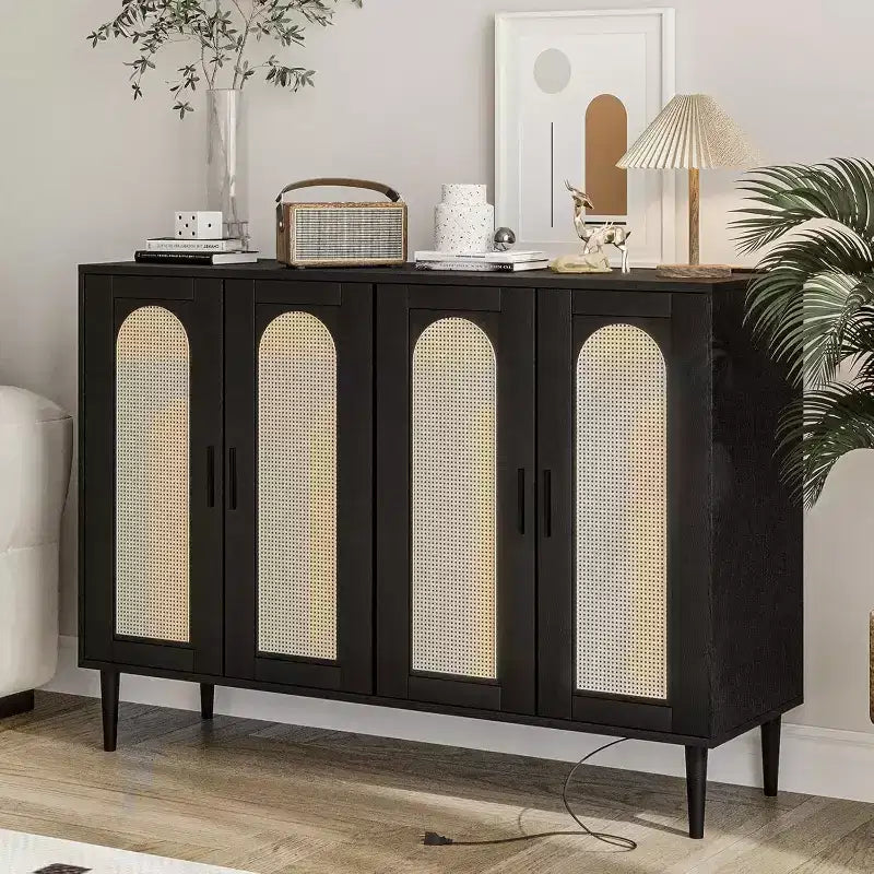 Buffet en rotin avec prise électrique – Meuble de rangement bohème à 4 portes pour salle à manger et salon