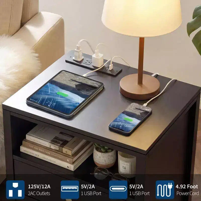 Table de chevet noire avec station de charge, 2 tiroirs et étagère ouverte, table de chevet moderne en bois avec poignées métalliques pour chambre à coucher/salon/bureau