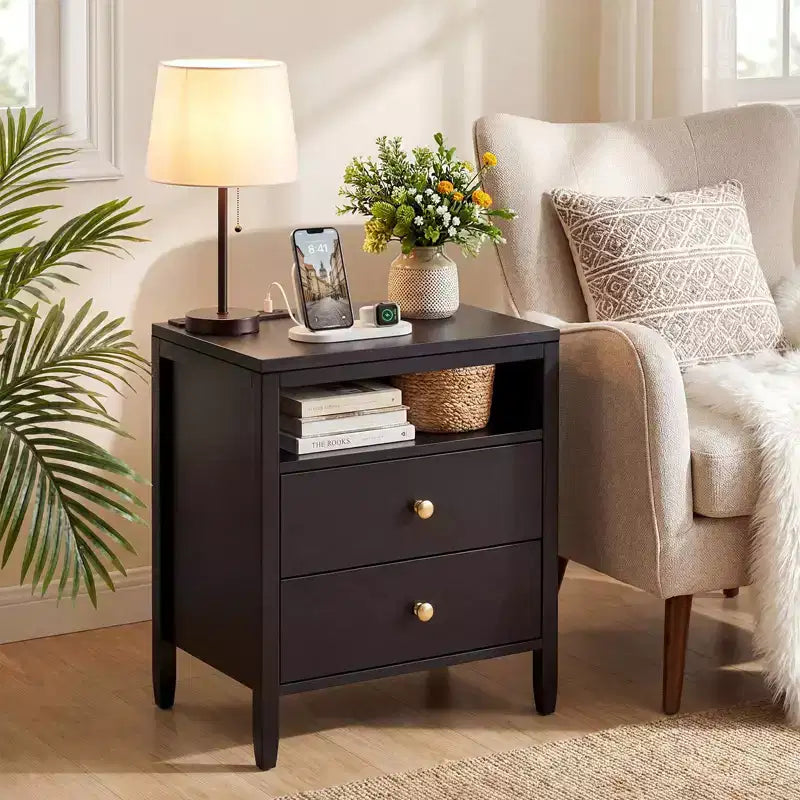 Table de chevet noire avec station de charge, 2 tiroirs et étagère ouverte, table de chevet moderne en bois avec poignées métalliques pour chambre à coucher/salon/bureau