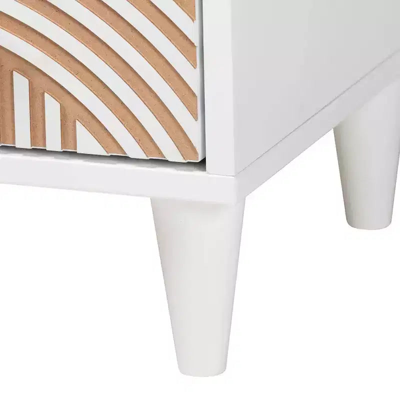 Table de chevet sculptée contrastante blanc/marron naturel